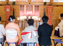 家族での神社参拝風景