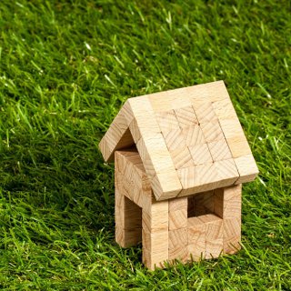 芝生と木製の家のミニチュア