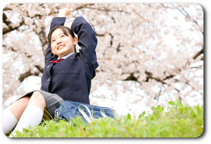 座って背伸びをする女子中学生