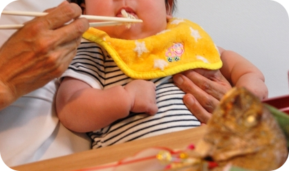 食事する赤ちゃん