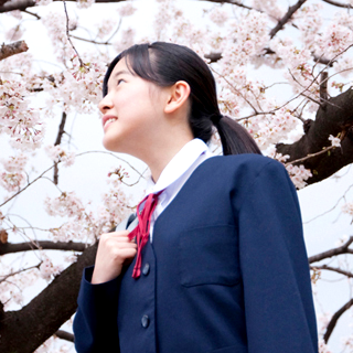 学生と桜